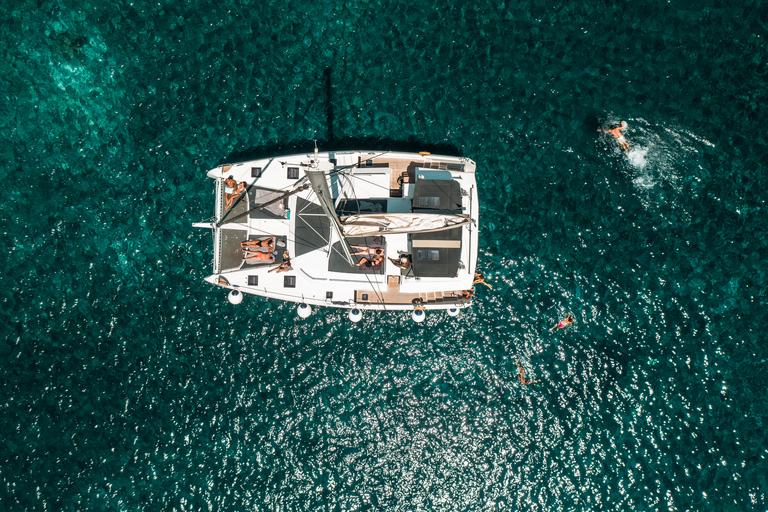 Santorini: Crociera in catamarano con pasti e bevandeMaestosa crociera di un giorno