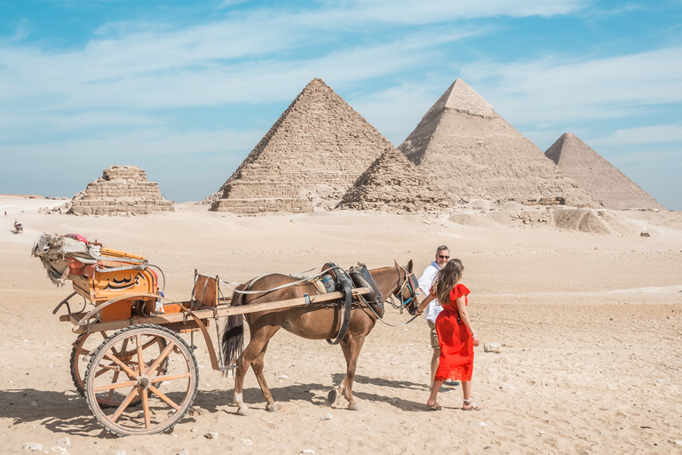 El Cairo: tour de medio día por las pirámides en camello o carruaje de caballosTour privado en carruaje sin tarifas de entrada