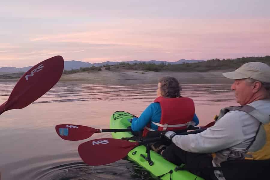 Phoenix: Lake Pleasant Kajaktour bei Sonnenuntergang. Foto: GetYourGuide