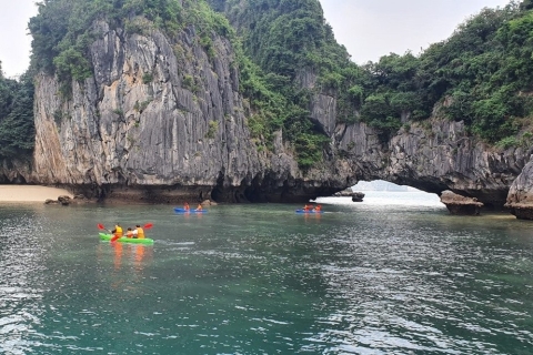 Hanoi: crucero de lujo de 2 días por la bahía de Lan Ha con kayak