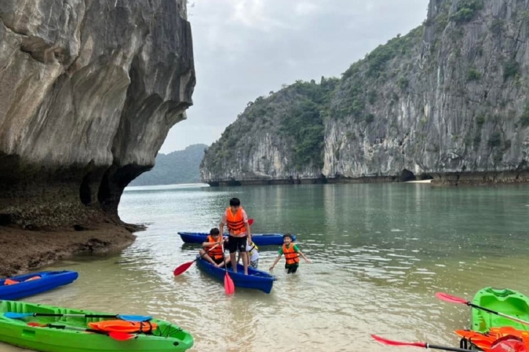 Hanoi: crucero de lujo de 2 días por la bahía de Lan Ha con kayak
