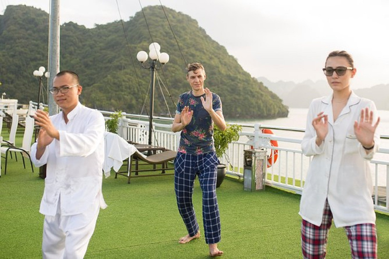 Hanoi: 2-daagse luxe cruise Ha Long Bay met grot en kajakken