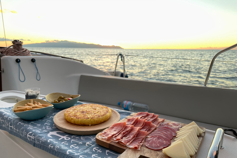 Los Gigantes: Excursão de barco com natação, bebidas e tapasTour compartilhado de 3 horas