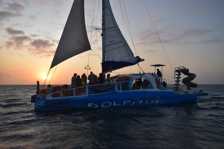 Aruba: avontuurlijke catamarancruise bij zonsondergang met dolfijnenNoord: catamarancruise bij zonsondergang met dolfijnen