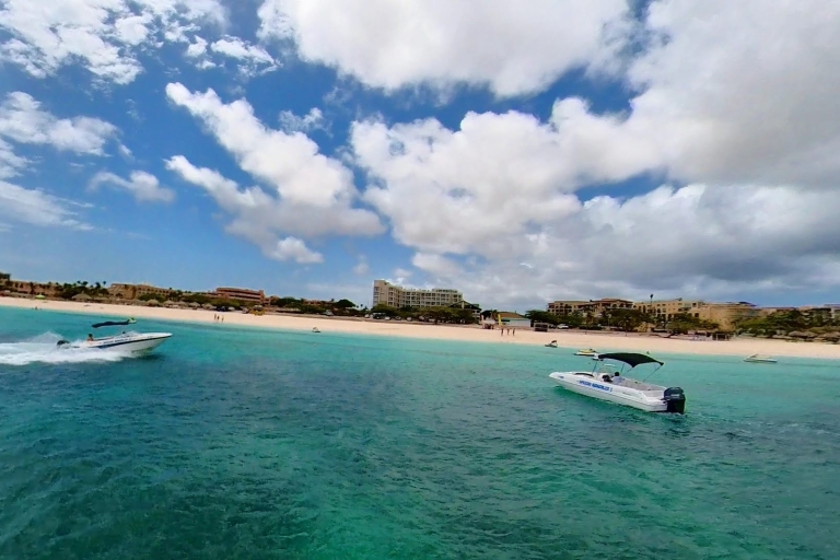 Prywatna przejażdżka łodzią wzdłuż pięknego wybrzeża i plaży Aruby