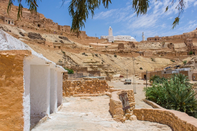 Desde Djerba Midun: Excursión de 2 días por el desierto y las cabañas antiguasTúnez: Excursión de 2 días y 1 noche por el desierto con una cabaña antigua