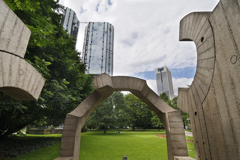 Begeleide wandeling tussen palmbomen en skylineMini-expeditie door de stadsjungle van Frankfurt