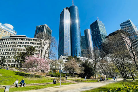 Begeleide wandeling tussen palmbomen en skylineMini-expeditie door de stadsjungle van Frankfurt