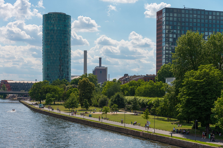 Begeleide wandeling tussen palmbomen en skylineMini-expeditie door de stadsjungle van Frankfurt