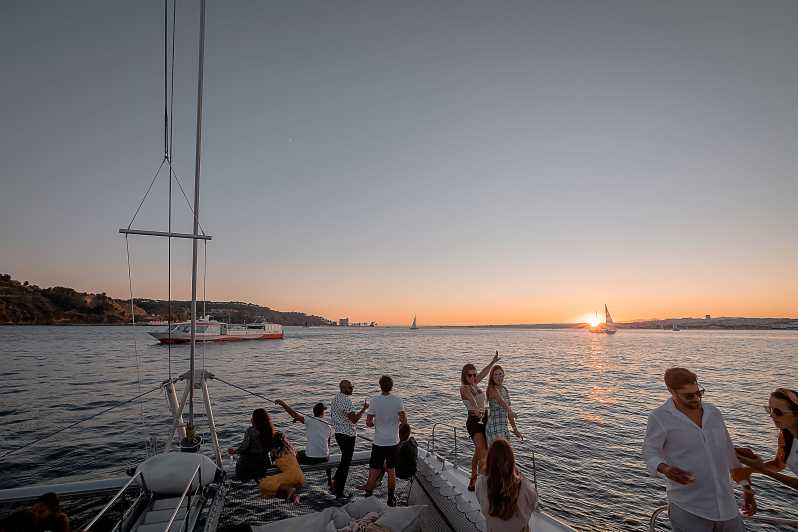 Lisbon: Sunset Tour with Music and a Drink