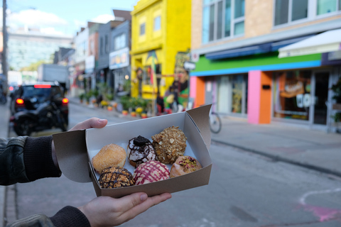 Toronto: Tour guidato a piedi della ciambella con degustazione e caffèTour in inglese