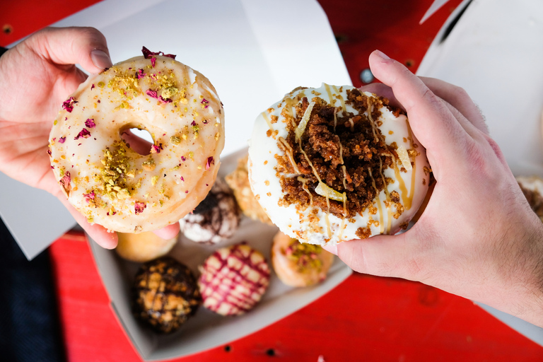 Toronto: Guided Donut Walking Tour with Tastings and CoffeeTour in English