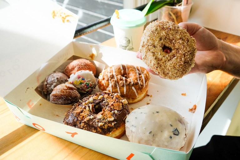 Toronto: Guided Donut Walking Tour with Tastings and CoffeeTour in English