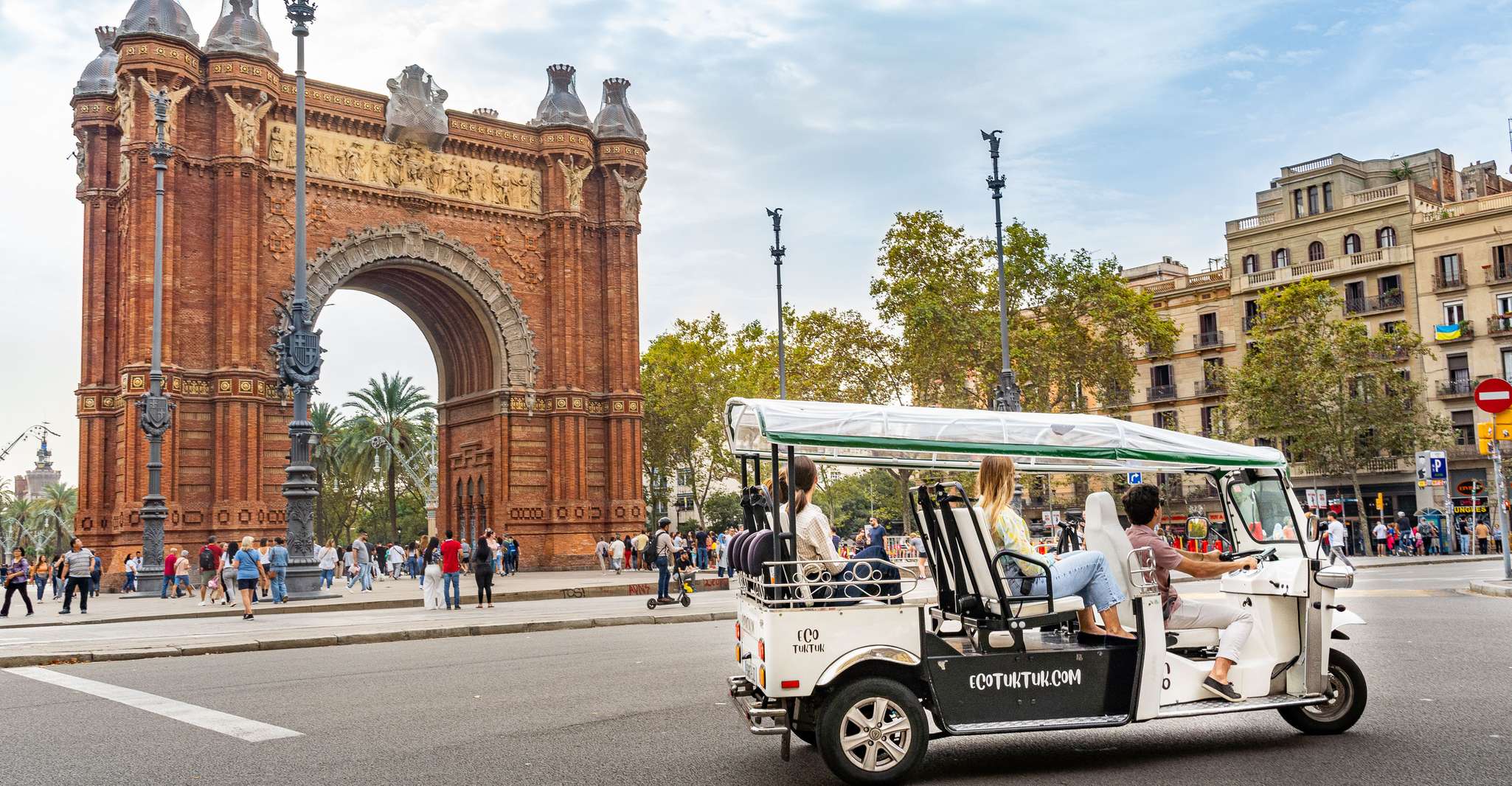 Barcelona: Private City Tour by Eco Tuk Tuk