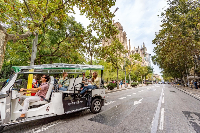 Barcelone : visite de la ville en tuk-tuk électrique privéTour de ville de 2 heures en Tuk-Tuk électrique