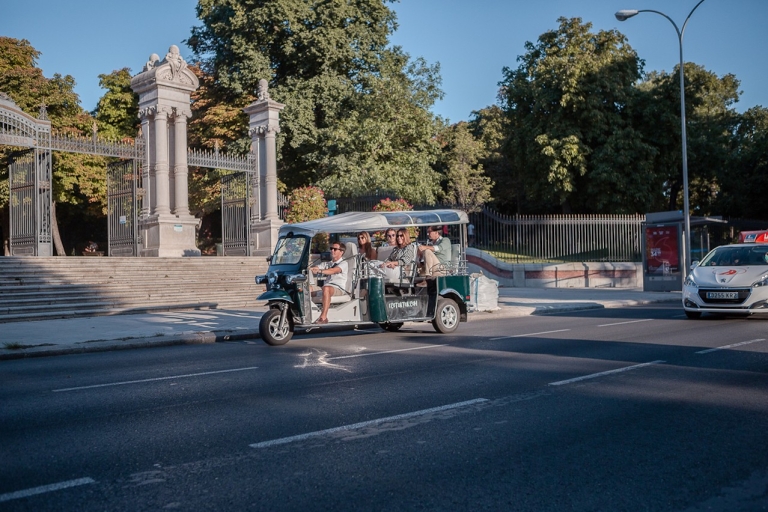 Madrid: Stadtrundfahrt im elektrischen Tuk-TukMadrid: Willkommens-Stadtrundfahrt im elektrischen Tuk-Tuk (2 Stunden)