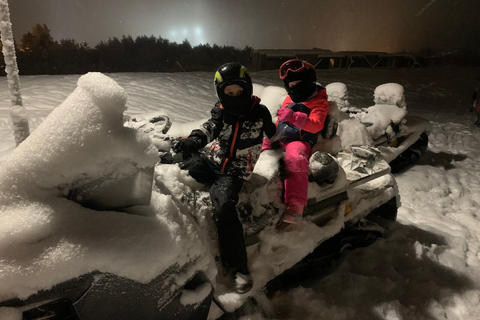 Levi: Safari en moto de nieve por la aurora boreal y picnic fogataMoto de nieve doble