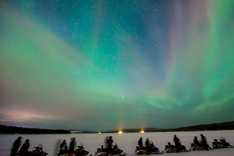 Levi: Safari in motoslitta con aurora boreale e picnic al fuocoMotoslitta doppia