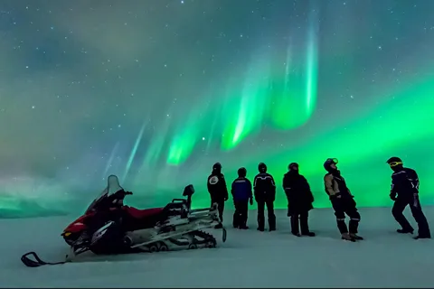 Levi: Safari en moto de nieve por la aurora boreal y picnic fogata