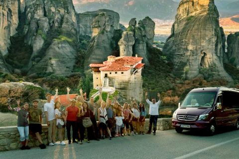 Athens: Meteora DayTrip by Bus, English or Spanish & Lunch