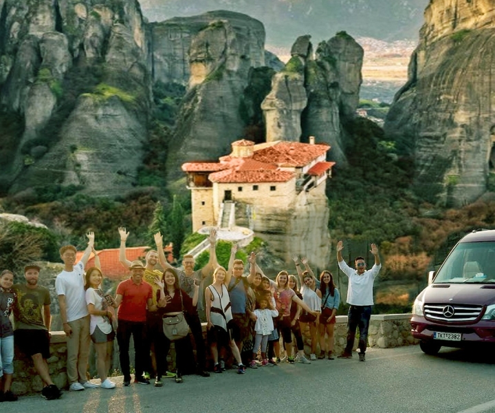 Athens: Meteora DayTrip by Bus, English or Spanish & Lunch