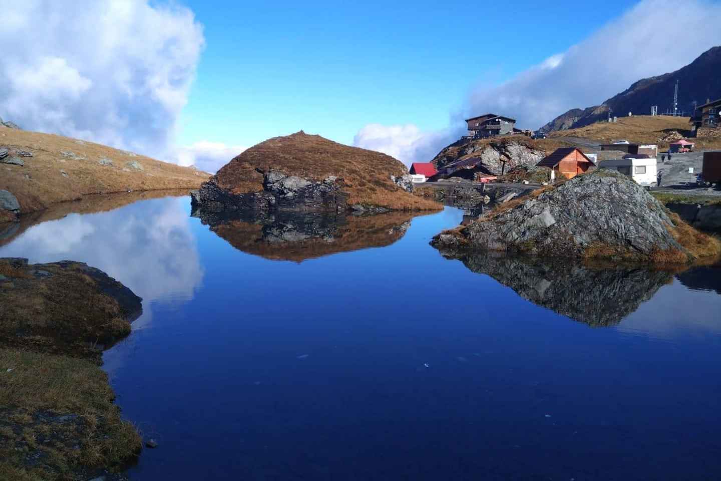 「カルパチアの高地：バレア滝と湖のハイキング」