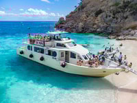 CALA GONONE, Golfe d'Orosei Tripage d'une journée en bateau avec des arrêts de natation - Housity