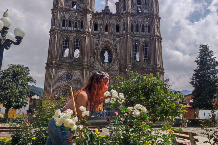 Medellín: Jardín, Andes, and Hispania Day Trip with Lunch