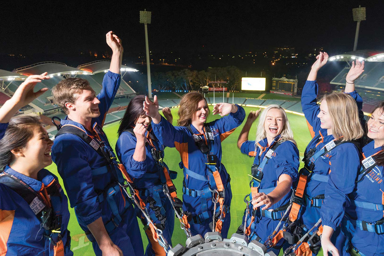 Adelaide: Adelaide Oval Night Roof Climb med drink