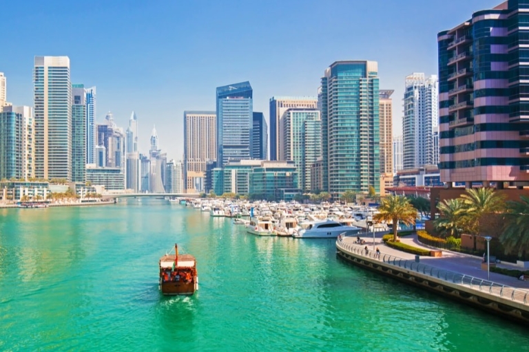 Dubai Coastline Yacht Tour + BBQ of picknick & virtuele gidsThe Dubai Luxury Yacht Tour - 2 uur durende tour met ontbijt