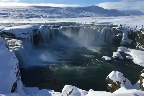Från Akureyri: Guidad tur till sjön Myvatn och Godafoss