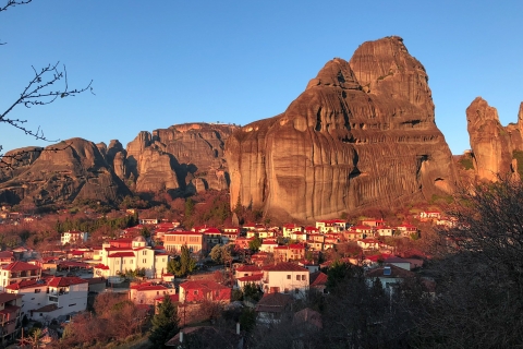 D'Athènes: voyage à Meteora en train avec nuitéeDeux jours aux Météores au départ d'Athènes