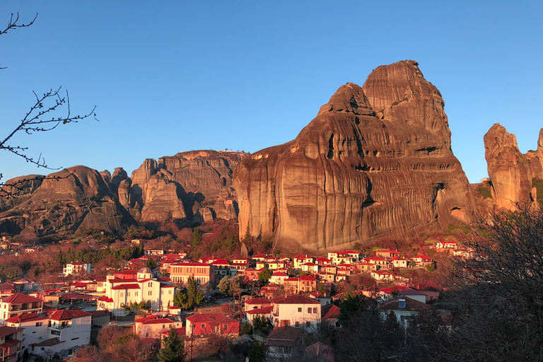 De Atenas: Viagem de trem para Meteora com pernoite