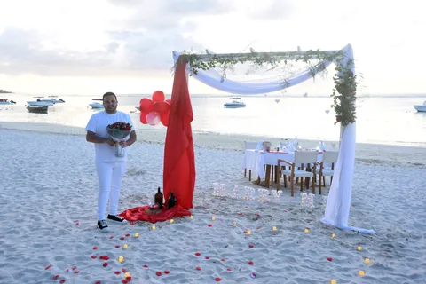 Mauritius: Privat strand bröllopsförslag med rosor och rekvisita