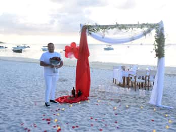 Mauricio: Propuesta de boda en una playa privada con rosas y atrezzo
