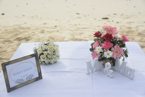 Mauritius: Privater Hochzeitsantrag am Strand mit Rosen und Requisiten