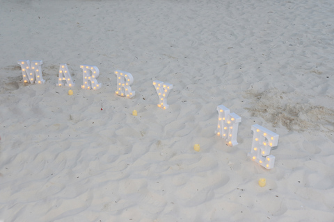 Mauritius: Privater Hochzeitsantrag am Strand mit Rosen und Requisiten