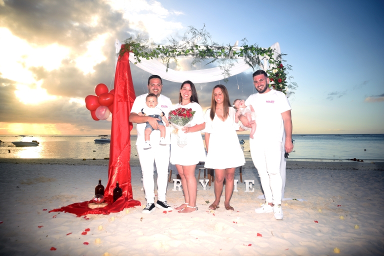 Mauritius: Privater Hochzeitsantrag am Strand mit Rosen und Requisiten