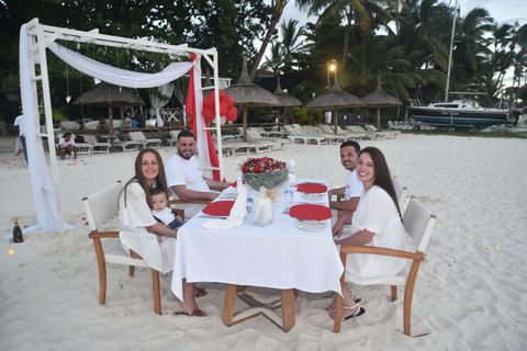 Mauritius: Privater Hochzeitsantrag am Strand mit Rosen und Requisiten