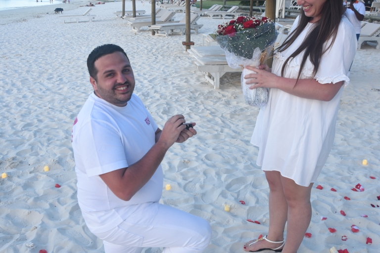 Mauricio: Propuesta de boda en una playa privada con rosas y atrezzo