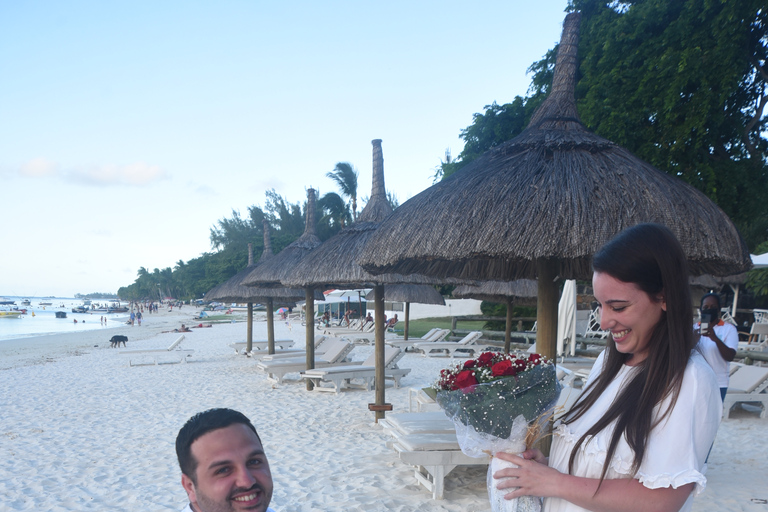 Mauricio: Propuesta de boda en una playa privada con rosas y atrezzo