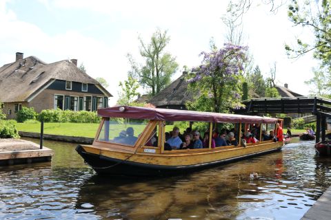 Giethoorn: Giethorn: Village & National Park Canal Cruise with Drinks: Village & National Park Canal Cruise with Drinks