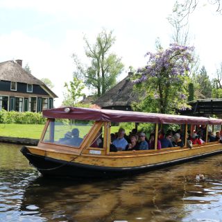 Giethoorn: Village & National Park Canal Cruise with Drinks