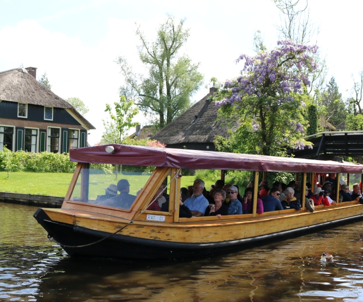 Giethoorn: Village & National Park Canal Cruise with Coffee