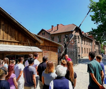 Krakow: Auschwitz Guided Tour with Pickup and Optional Lunch