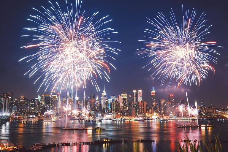 NYC: New Year&#039;s Eve Buffet Dinner Fireworks Harbor Cruise