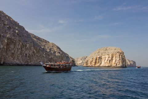 From Dubai: Omani Dhow Cruise with Lunch and Snorkeling