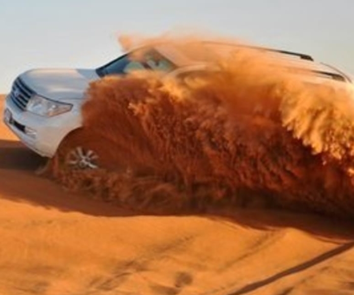 Doha: safari privato nel deserto con giro in cammello, dune bashing