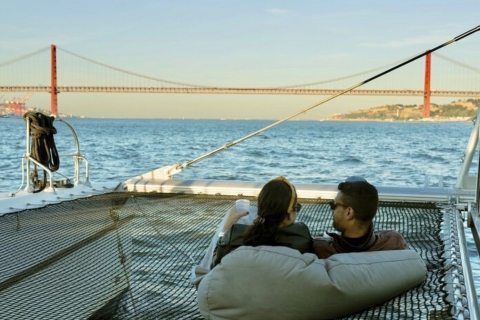 Lisbon: Tagus River City Highlights Boat Tour with Drink
