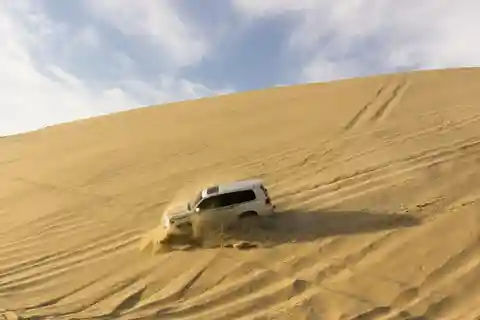Doha: Wüstensafari zum Sonnenaufgang mit Dünenbashing und Binnensee